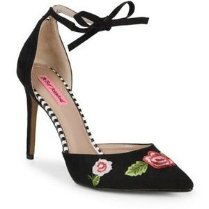 Betsey Johnson size 10 stiletto w embroidery